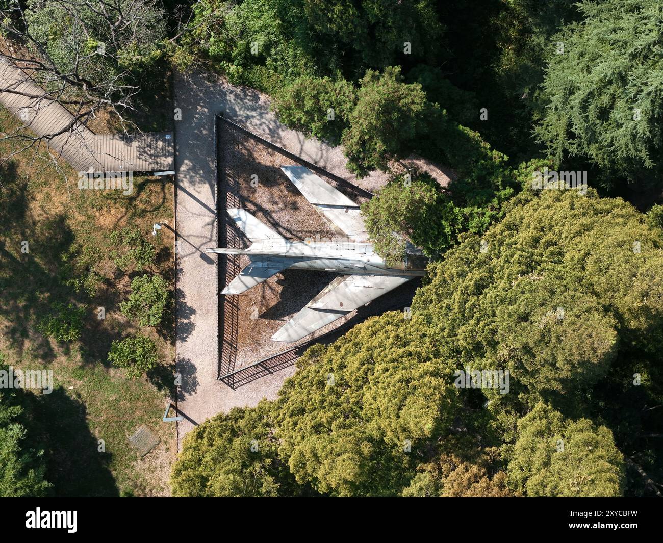 GUIYANG, CINA - 21 AGOSTO 2024 - un aereo da combattimento abbandonato è diventato una nuova e unica attrazione nel parco Huaxi a Guiyang, provincia di Guizhou, agosto Foto Stock