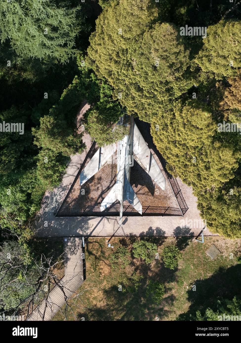 GUIYANG, CINA - 21 AGOSTO 2024 - un aereo da combattimento abbandonato è diventato una nuova e unica attrazione nel parco Huaxi a Guiyang, provincia di Guizhou, agosto Foto Stock