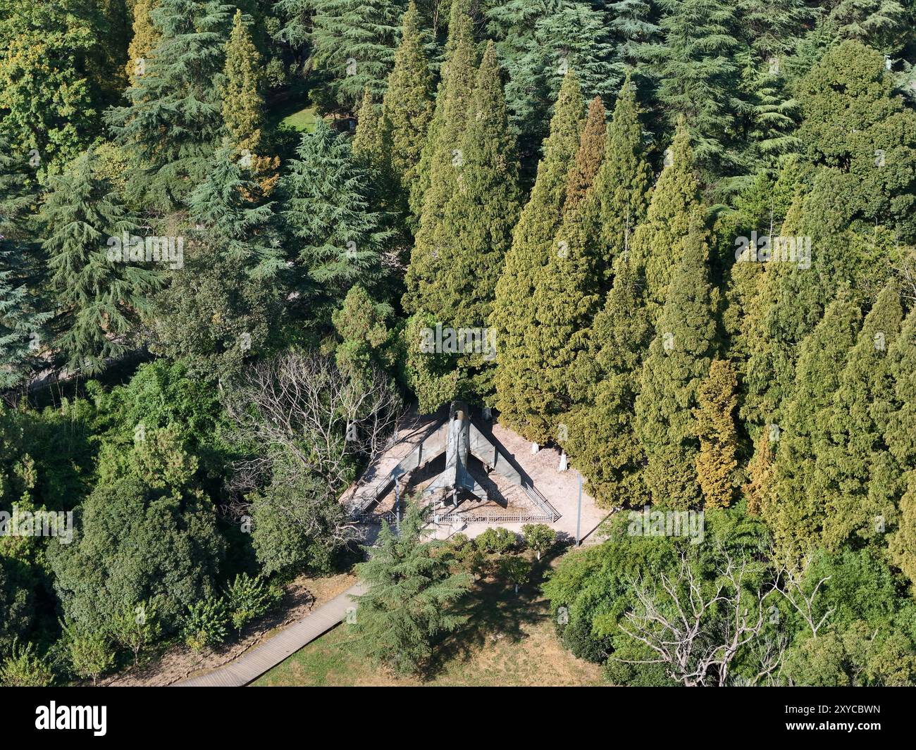 GUIYANG, CINA - 21 AGOSTO 2024 - un aereo da combattimento abbandonato è diventato una nuova e unica attrazione nel parco Huaxi a Guiyang, provincia di Guizhou, agosto Foto Stock
