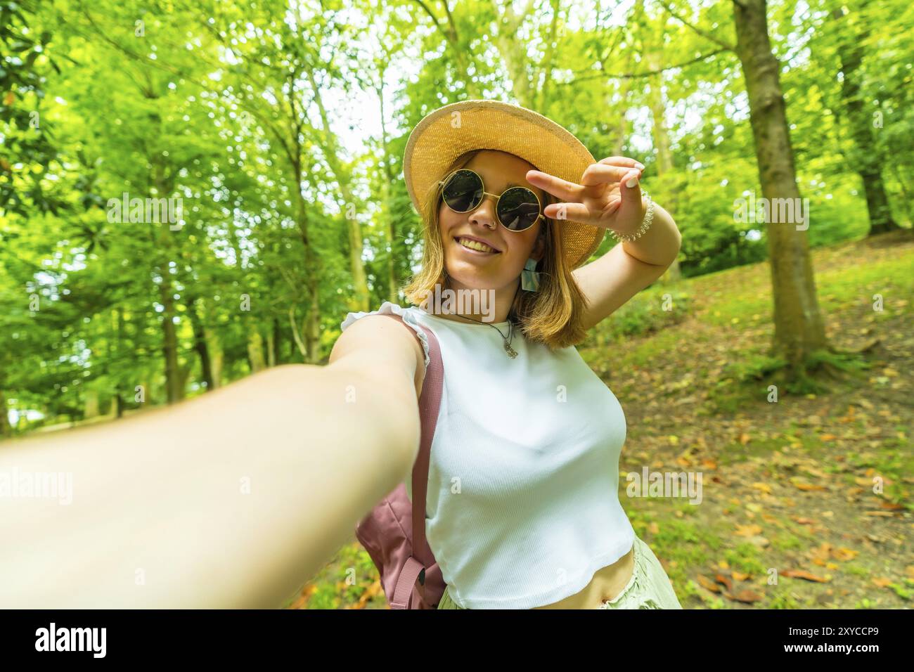 Punto di vista personale di una giovane bellezza caucasica che gestiva il successo di un turista mentre fa un'escursione in una foresta verde Foto Stock