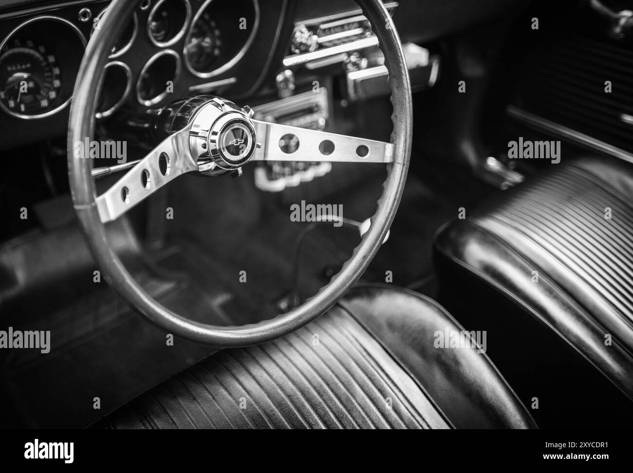 Volante di una Chevy d'epoca che mostra gli interni della vettura con cruscotto e sedili. Foto in bianco e nero, messa a fuoco selettiva, Canada BC, set Foto Stock