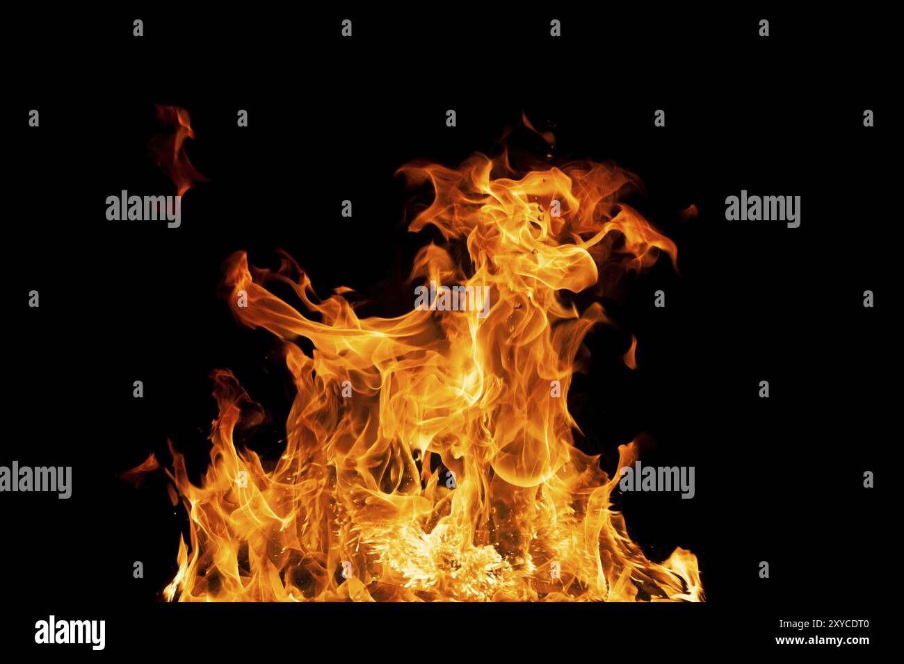 Fiamme, isolate su sfondo nero. Foto vera Foto Stock