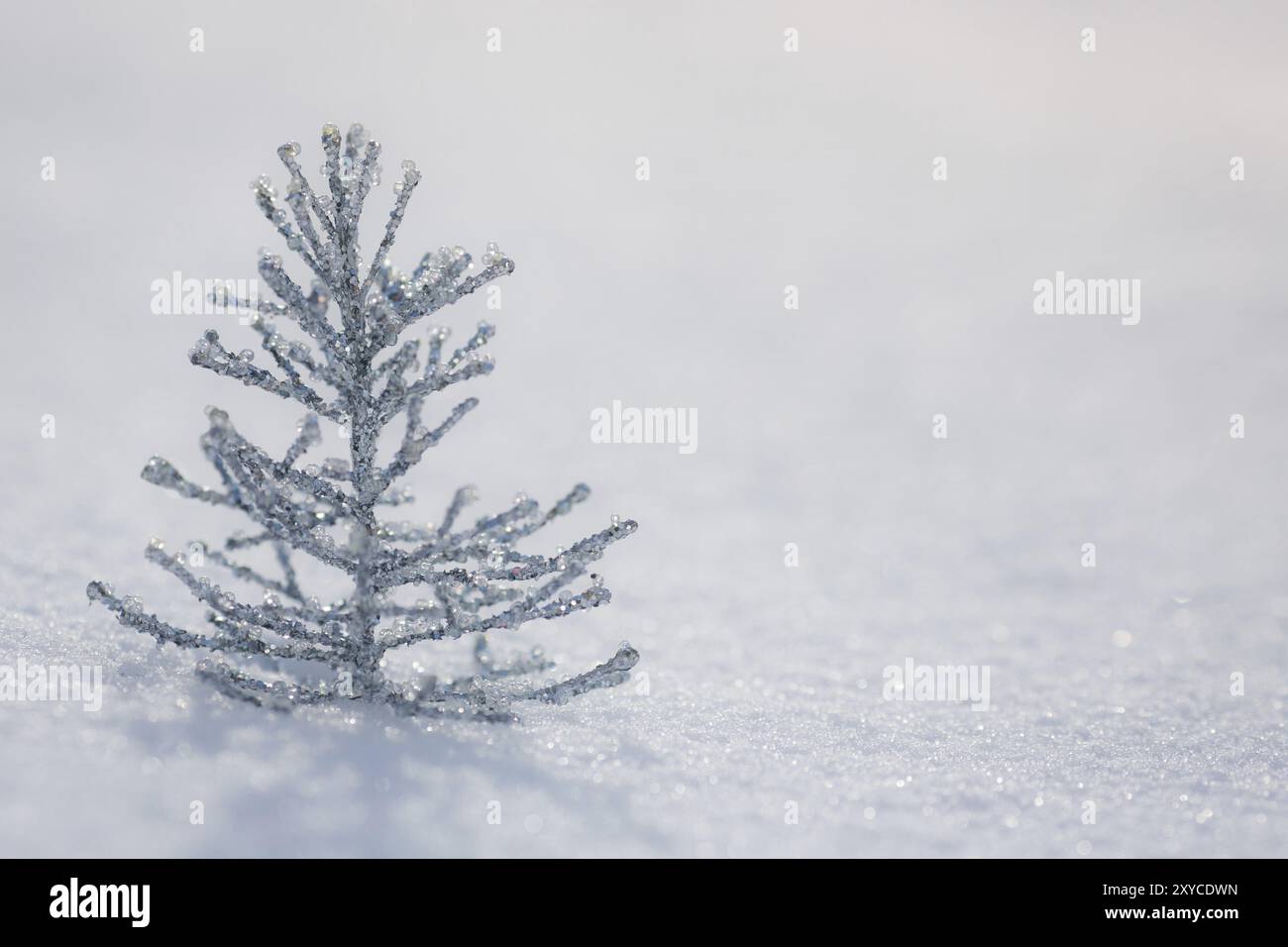 Decorazioni con alberi di Natale in argento su neve vera all'aperto. Concetto di vacanza invernale Foto Stock