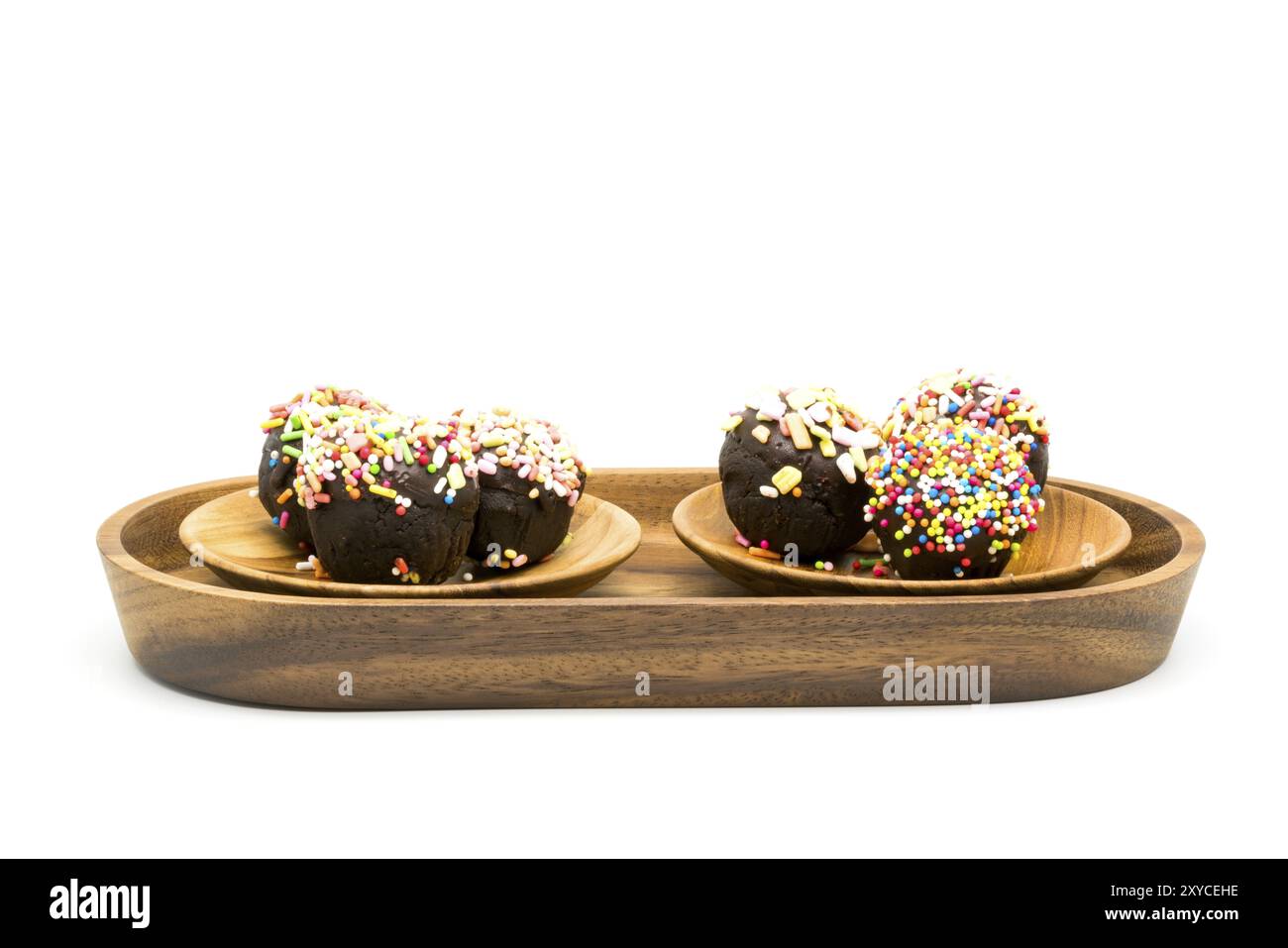 Dolce tortina di cioccolato in un vassoio di legno su sfondo bianco Foto Stock