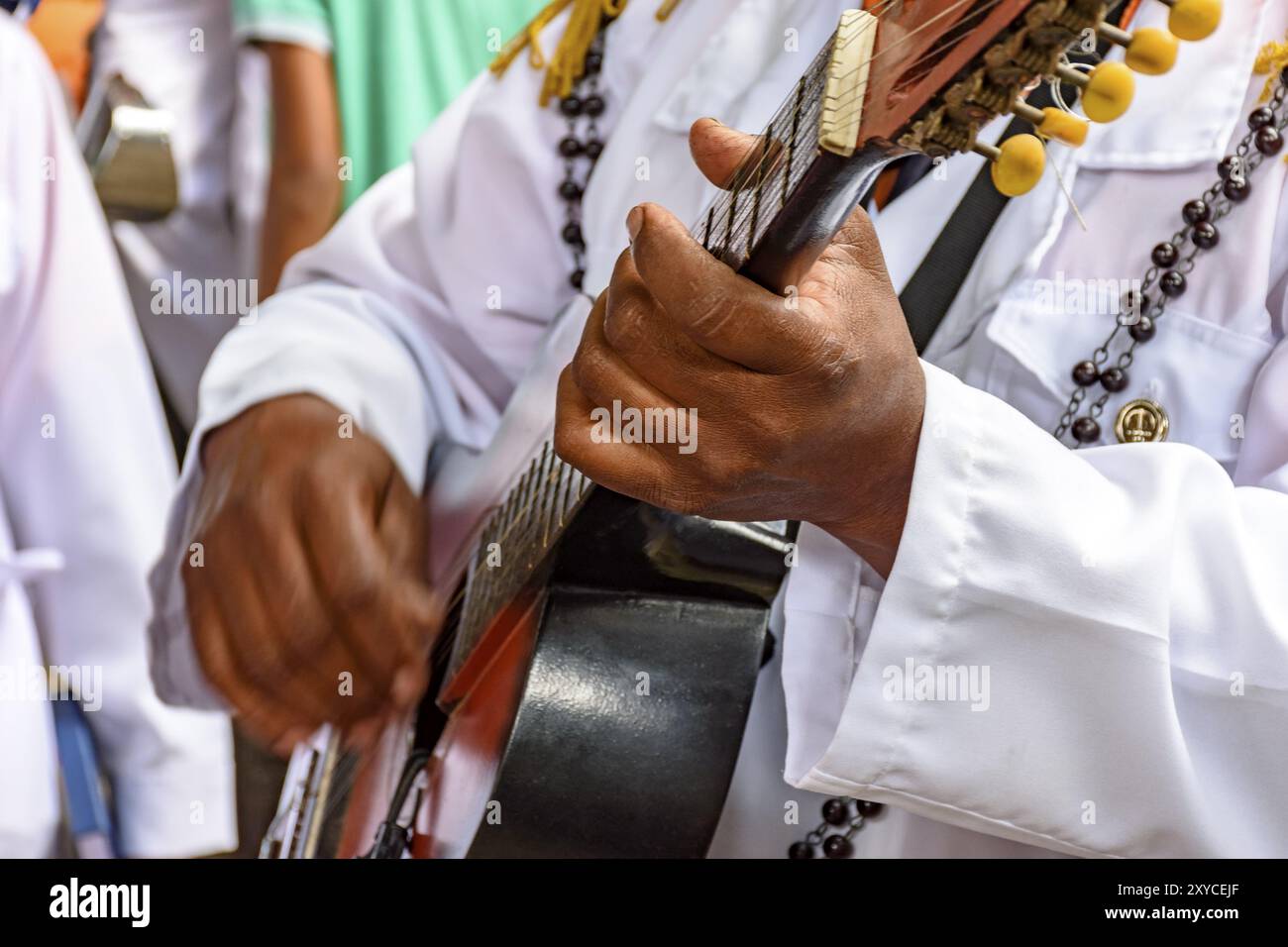 Live acoustica musicale guitar performance di musica popolare brasiliana durante la religiosità popolare festival brasiliano chitarra acustica Foto Stock