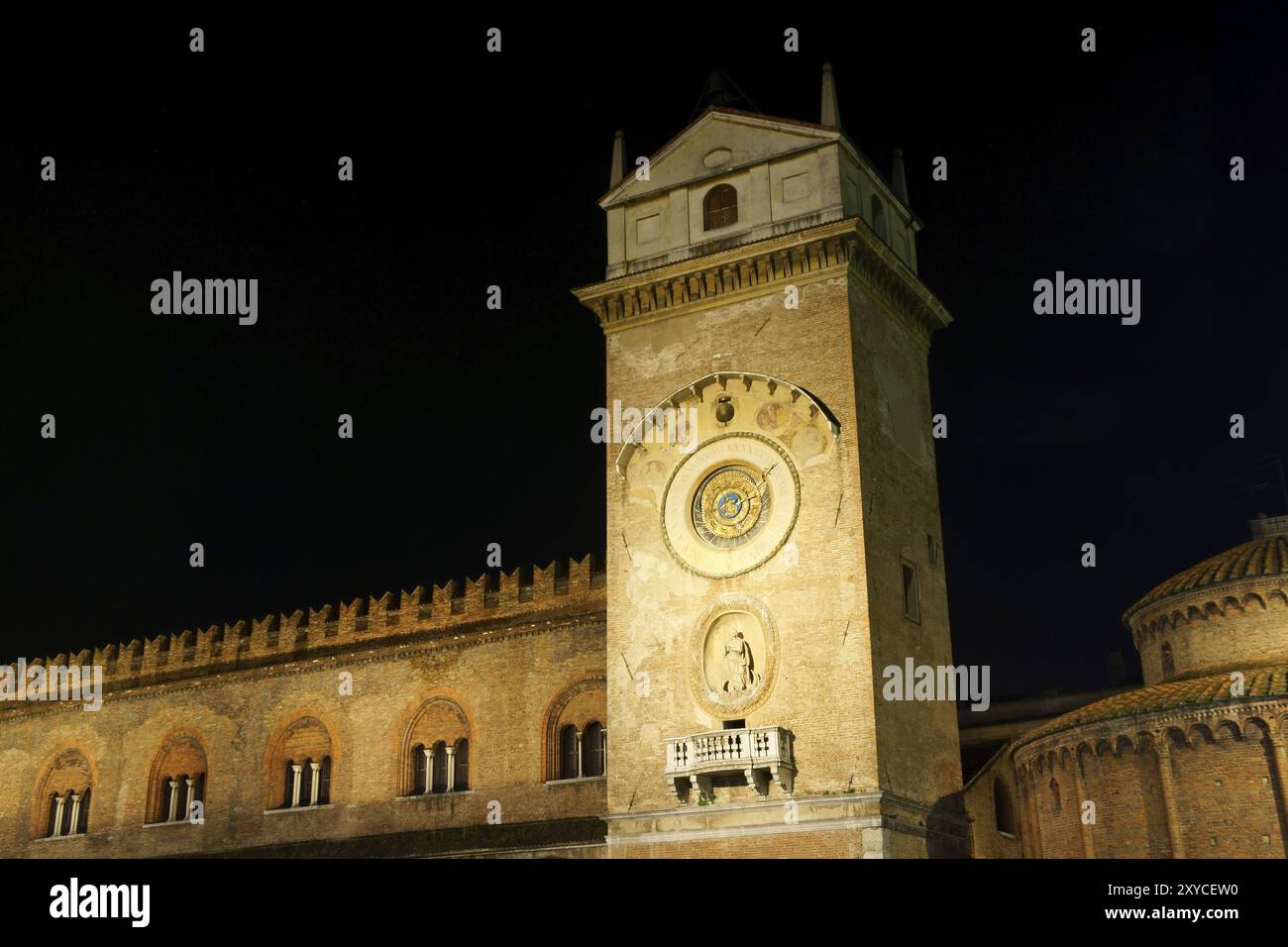 Il Palazzo della ragione di notte. Fu costruita tra l'XI e il XII secolo ma solo nel 1472 fu aggiunta la torre dell'orologio. La torre dell'orologio è stata progettata da Luc Foto Stock