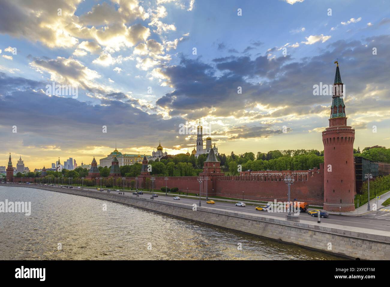 Skyline della città al tramonto di Mosca presso il Palazzo del Cremlino, la Piazza Rossa e il fiume Mosca, Mosca, Russia, Europa Foto Stock