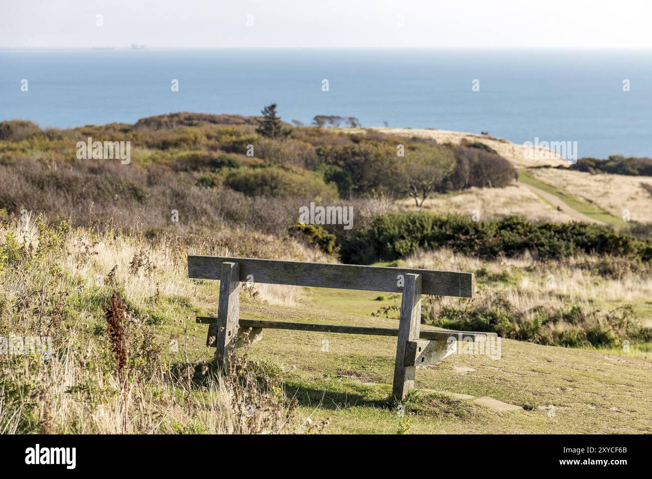 Da banco e la vista sul mare a Hastings Country Park, East Sussex, Regno Unito Foto Stock