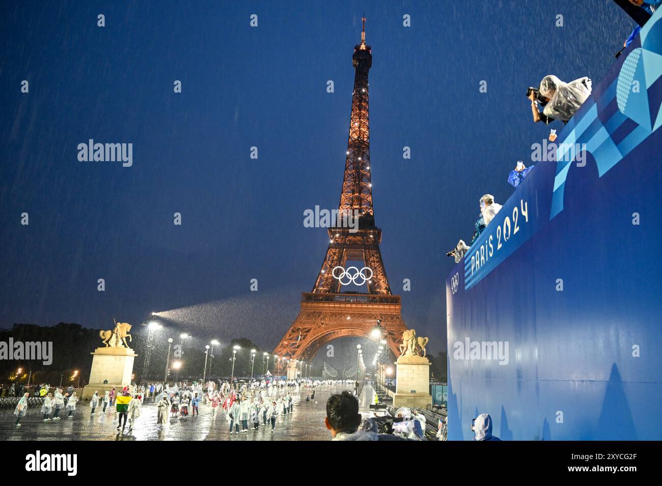 PARIGI, FRANCIA-26 luglio 2024: Una vista generale della Torre Eiffel prima della cerimonia di apertura dei Giochi Olimpici di Parigi 2024 Foto Stock