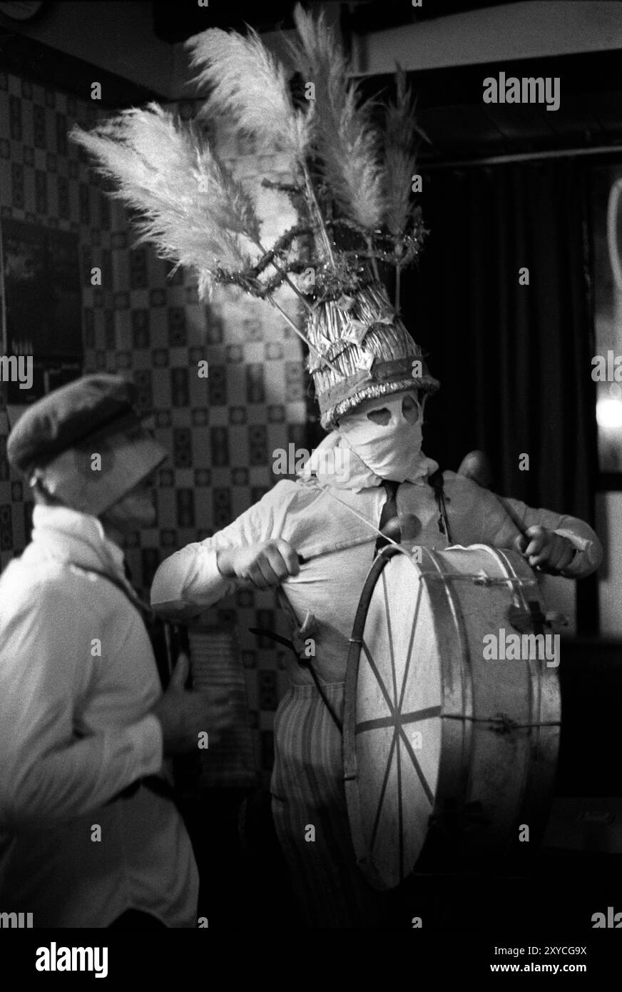 I Biddy Boys a Killorglin celebrano il Celtic Saint Brigit o Brig, che era una dea dell'Irlanda pre-cristiana. Il 1° febbraio è il giorno dei Santi. I biddy Boys indossano il travestimento, andando di casa in casa, suonando musica, ballando, cantando e raccogliendo elemosine. Grande copricapo elaborato" sono indossati da alcuni. I festeggiamenti durano diversi giorni. Killorglin, Contea di Kerry, Eire, Irlanda del Sud circa 2 febbraio 1972 1970s HOMER SYKES Foto Stock