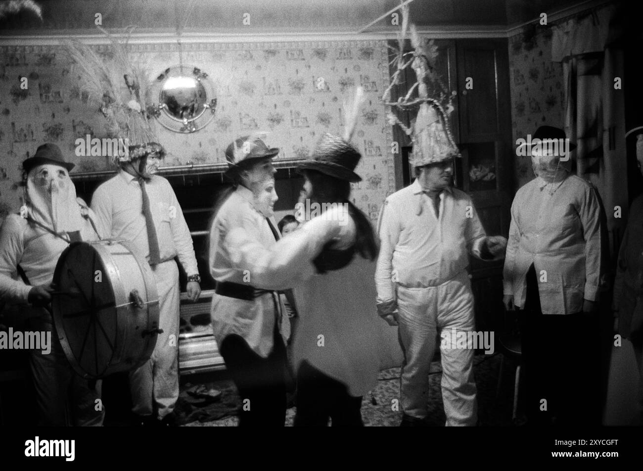 Irlanda rurale anni '1970 Festival folcloristico annuale dei Biddy Boys che celebra il Santo celtico, St Brigit o St Brigid. I suoi santi festeggiano il giorno in cui i Biddy Boys vanno di casa in casa, visitando vicini e fattorie periferiche. Dove si svolgono musica e balli. Killorglin, Contea di Kerry, Irlanda del Sud febbraio 1972 1970s Eire HOMER SYKES Foto Stock