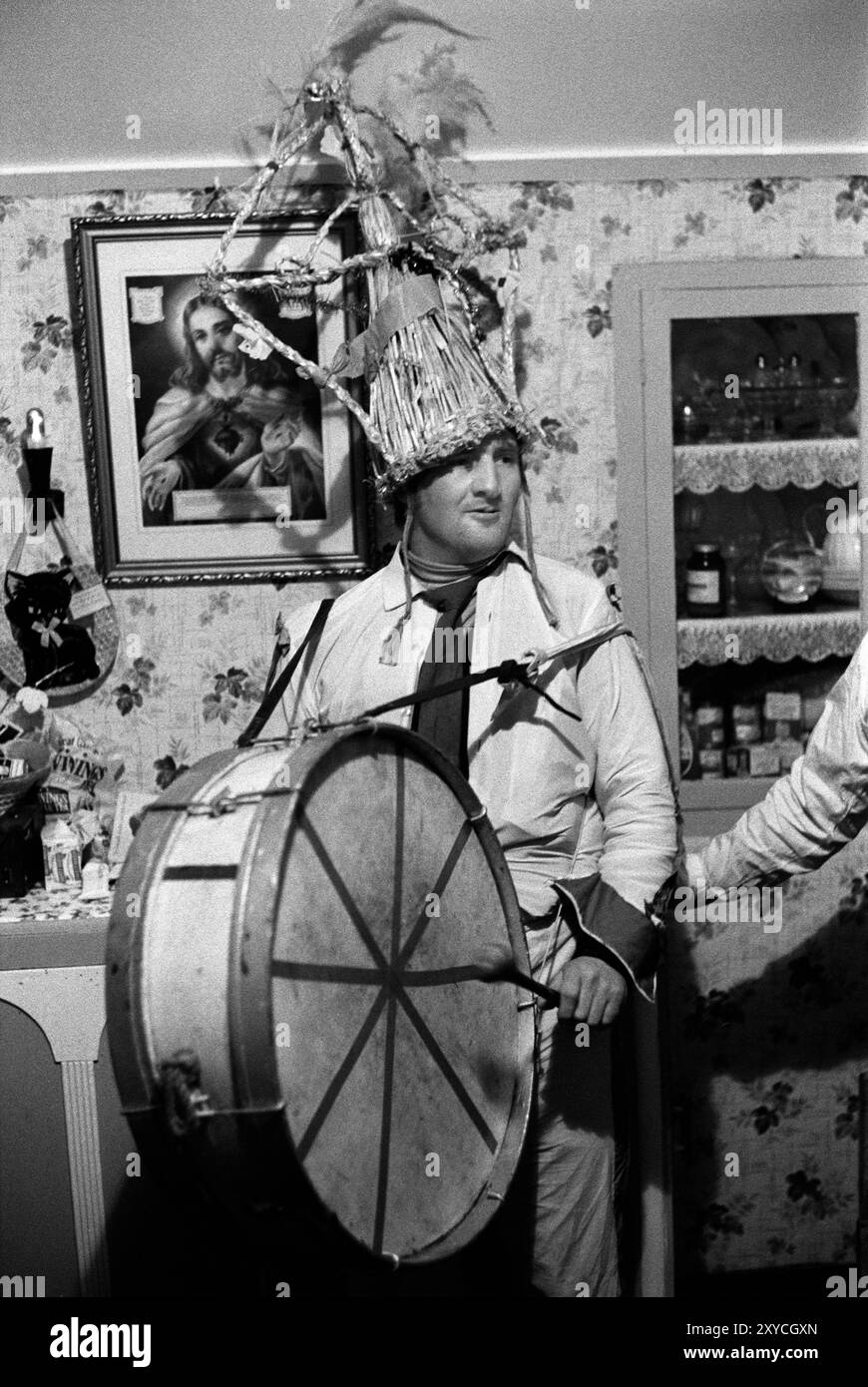 Irlanda rurale anni '1970 Festival folcloristico annuale dei Biddy Boys che celebra il Santo celtico, St Brigit o St Brigid. I suoi santi festeggiano il giorno in cui i Biddy Boys vanno di casa in casa, visitando vicini e fattorie periferiche . Killorglin, Contea di Kerry, Irlanda del Sud febbraio 1972 1970s Eire HOMER SYKES Foto Stock