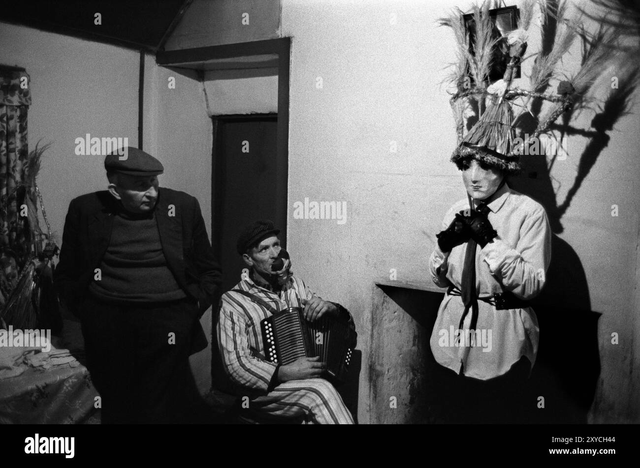 I Biddy Boys a Killorglin celebrano il Celtic Saint Brigit o Brigid, che era una dea dell'Irlanda pre-cristiana. Il 1° febbraio è il giorno dei Santi. I Biddy Boys indossano il travestimento, andando da casa a casa da pub a pub, suonando musica, ballando, cantando, celebrando il festival di Imbolc; l'inizio della primavera, la festa dura diversi giorni. Killorglin, Contea di Kerry, Eire, Irlanda del Sud 2 febbraio 1972 1970s Eire HOMER SYKES Foto Stock