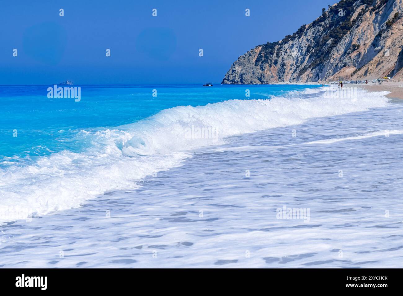 le grandi onde della spiaggia si tuffano Foto Stock