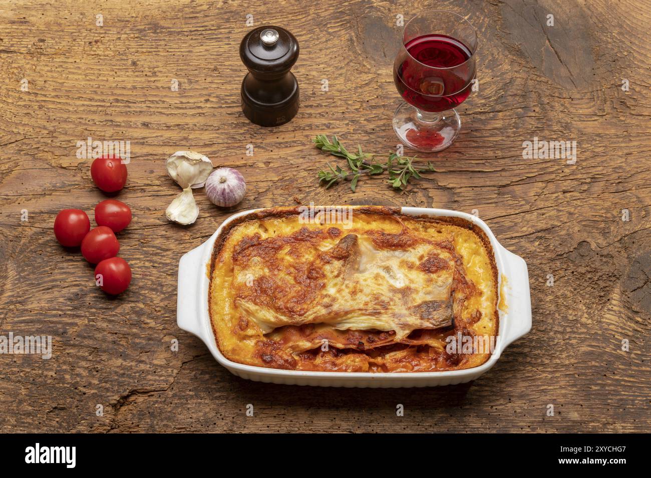 Panoramica di una lasagna cotta su legno Foto Stock