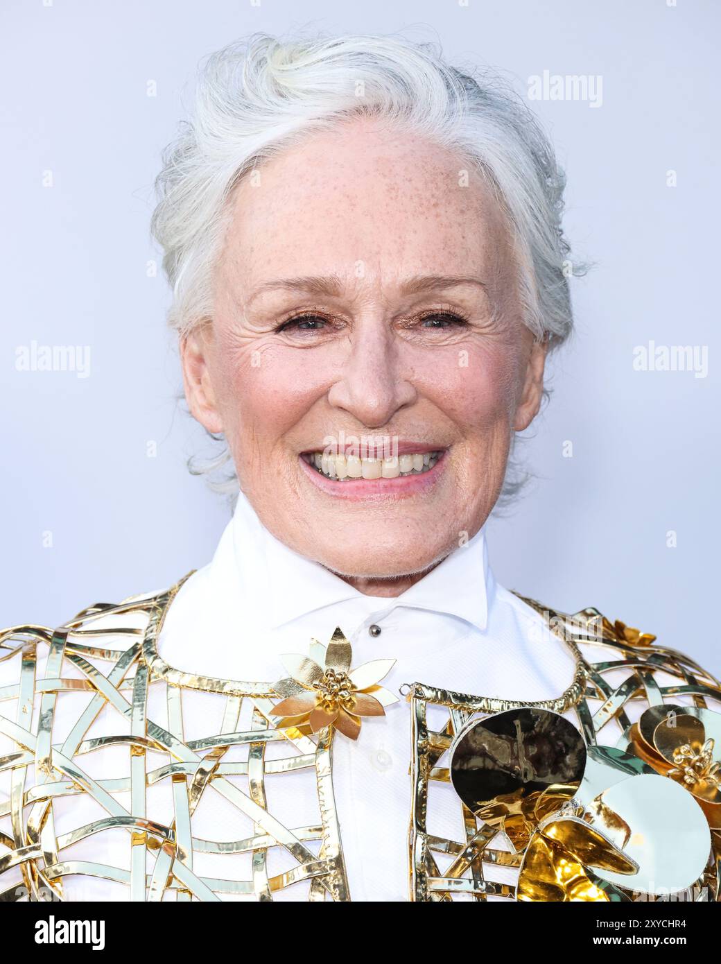 HOLLYWOOD, LOS ANGELES, CALIFORNIA, Stati Uniti d'America - AGOSTO 28: Glenn Close indossa un abito da Oscar De la Renta, scarpe Gianvito Rossi e bei guanti di Stoccolma arriva alla premiere di Los Angeles di "The Deliverance" di Netflix tenutasi al Netflix Tudum Theater il 28 agosto 2024 a Hollywood, Los Angeles, California, Stati Uniti. (Foto di Xavier Collin/Image Press Agency) Foto Stock