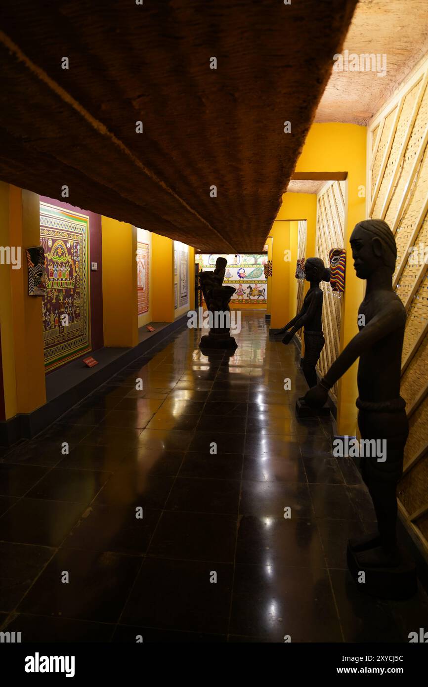 Arte popolare all'interno della Galleria d'Arte. Villaggio culturale - AADIVART - Museo Statale per l'Arte tribale e Folcloristica del Madhya Pradesh, Khajuraho, India. Foto Stock