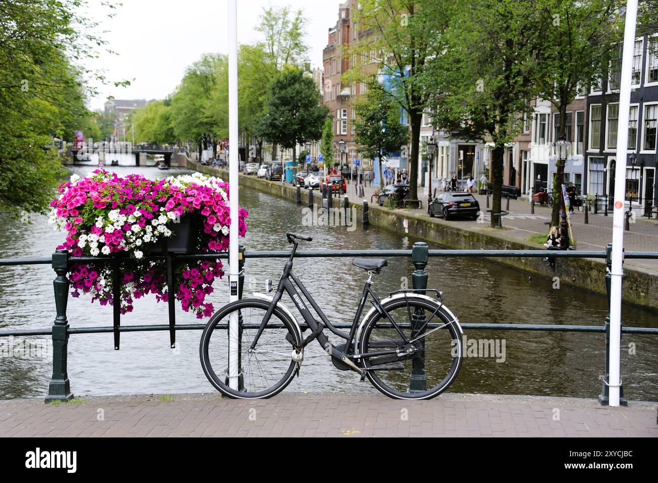 Parcheggiata in bicicletta su un ponte sul canale di Amsterdam, Paesi Bassi Foto Stock