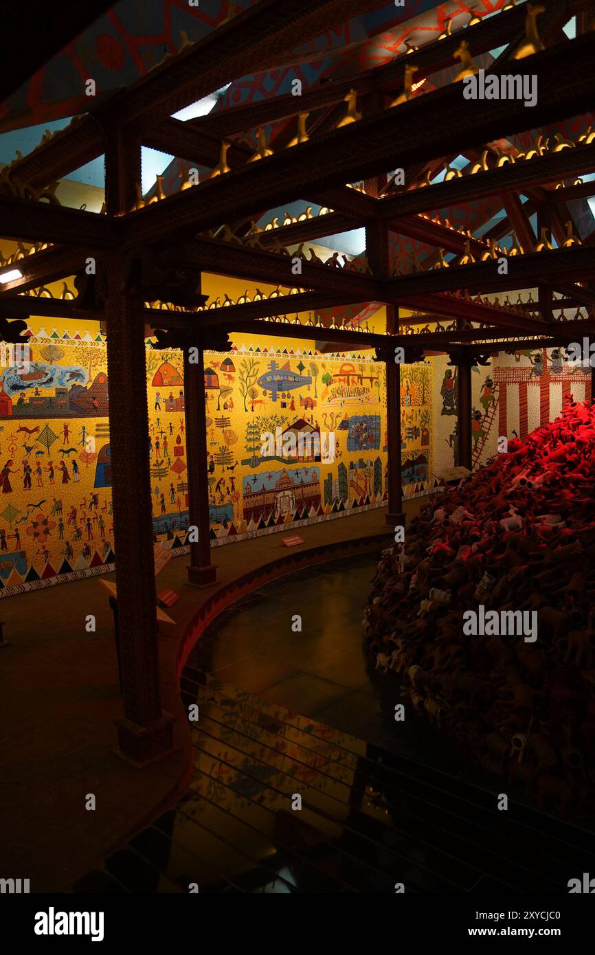 Arte popolare all'interno della Galleria d'Arte. Villaggio culturale - AADIVART - Museo Statale per l'Arte tribale e Folcloristica del Madhya Pradesh, Khajuraho, India. Foto Stock