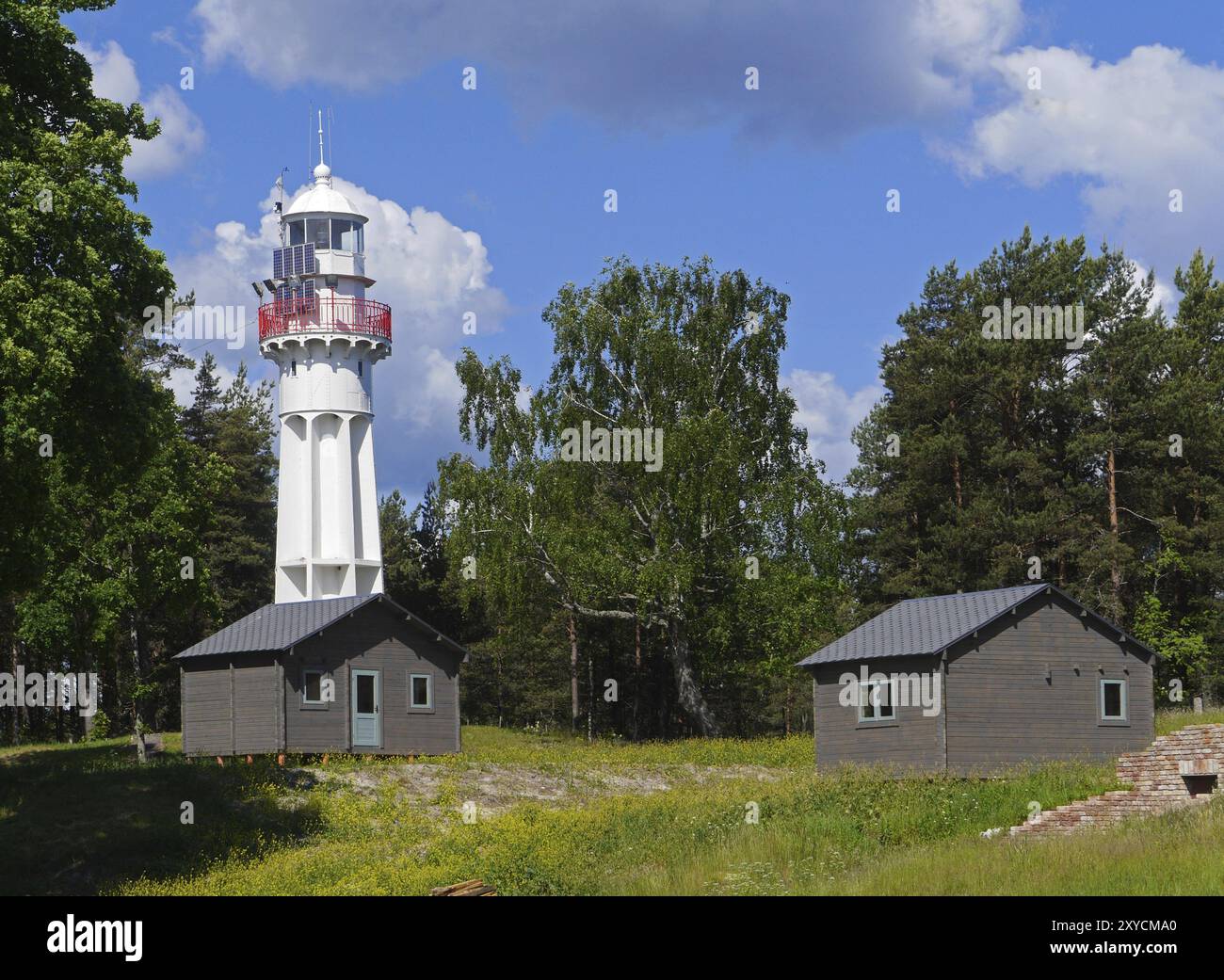 Da Wikipadia: Faro M?rsrags (lettone: M?rsraga b?ka), un faro nella Baia di riga, sulla costa del Baltico lettone. Si trova su una capezzagna Foto Stock