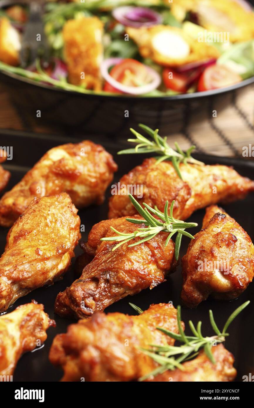 Hot ali di pollo sul vassoio da forno Foto Stock