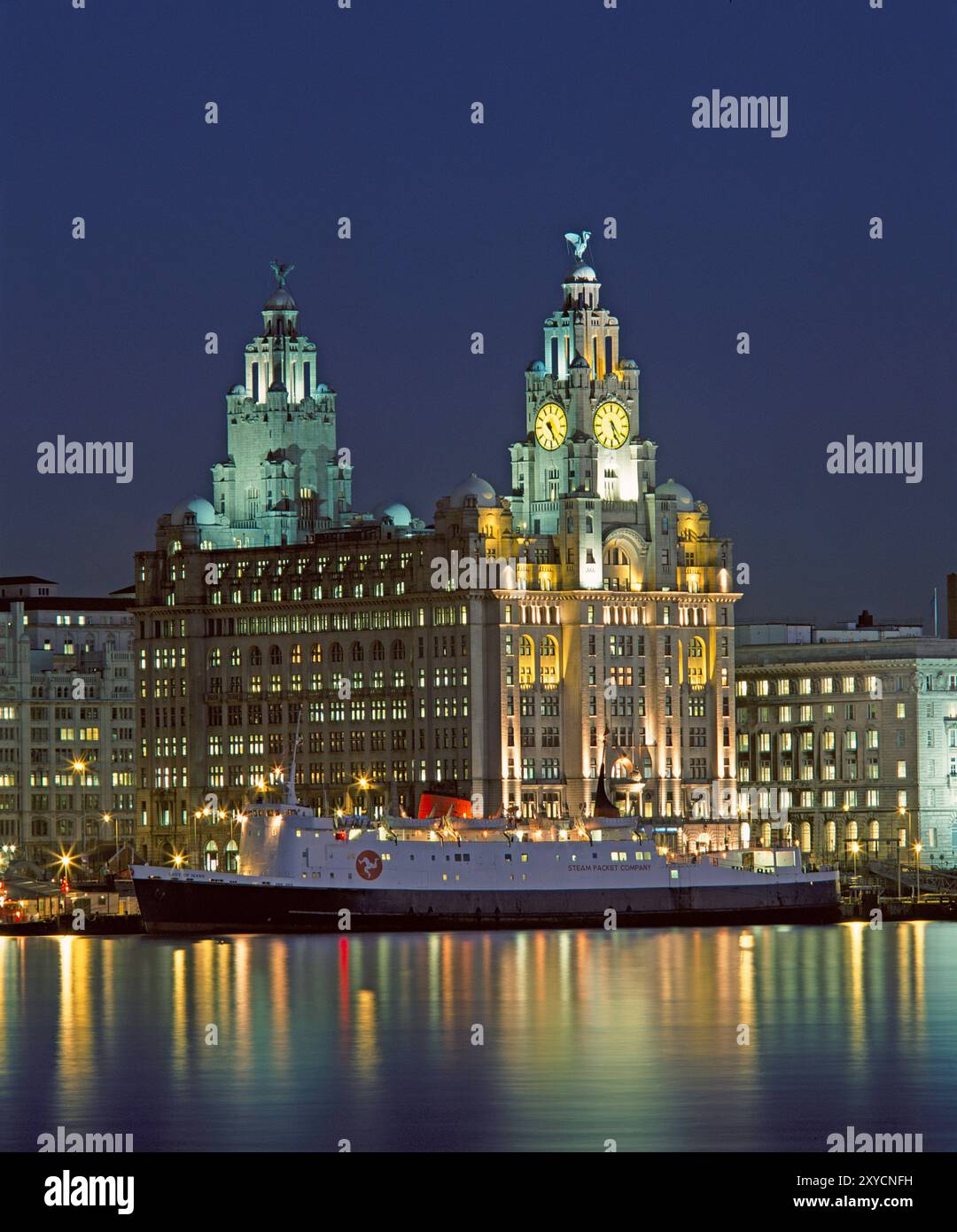 Regno Unito. Inghilterra. Lungomare di Liverpool. Royal Liver Building e altri edifici con nave. Foto Stock