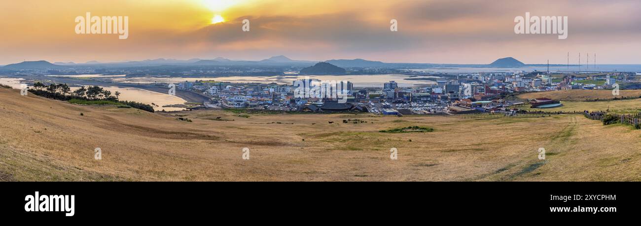 Isola di Jeju Corea del Sud, panorama natura paesaggio tramonto a Jeju città skyline vista da Seongsan Ilchulbong Foto Stock