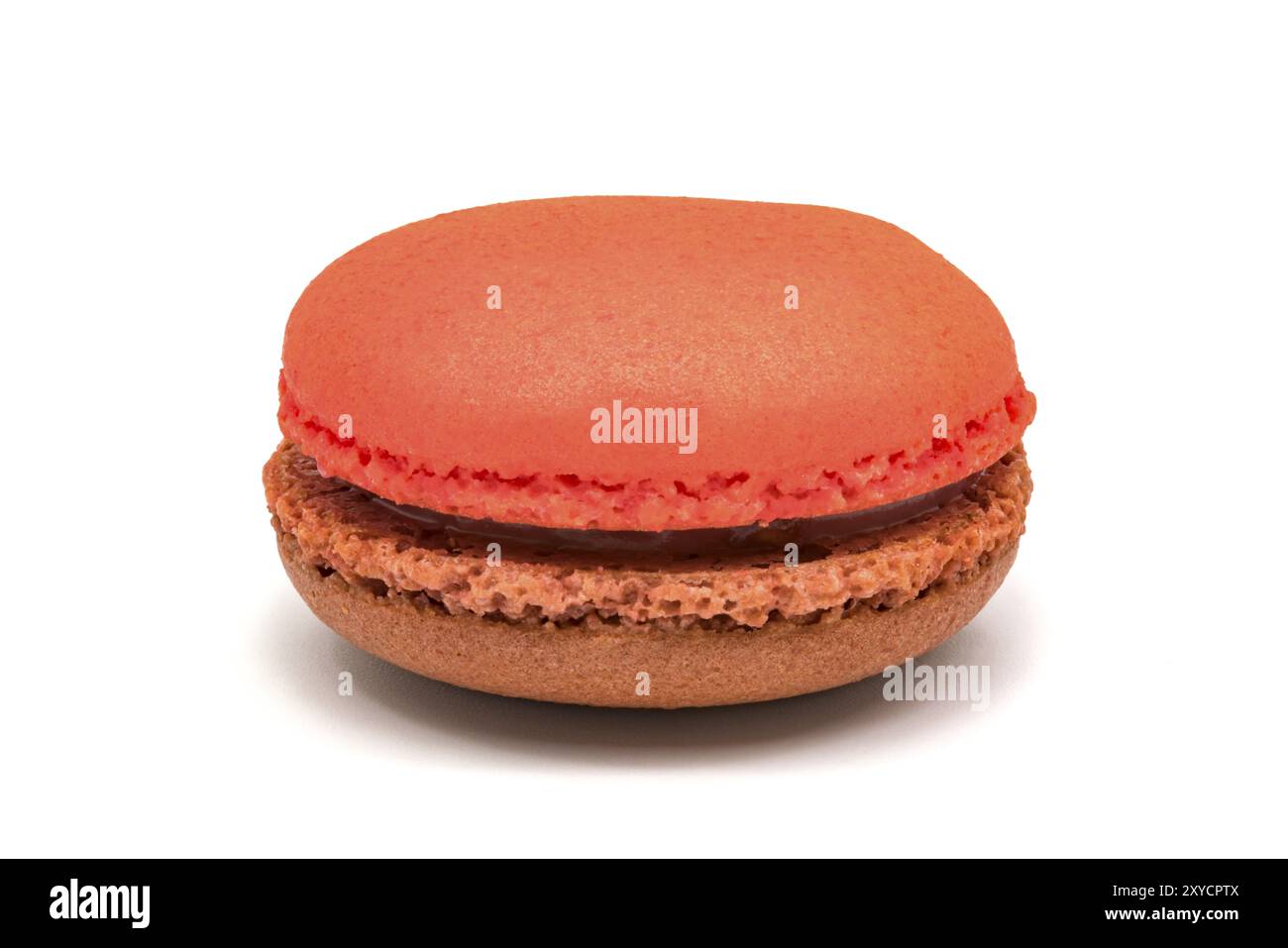 Primo piano di due toni dolci macaron isolati su sfondo bianco Foto Stock