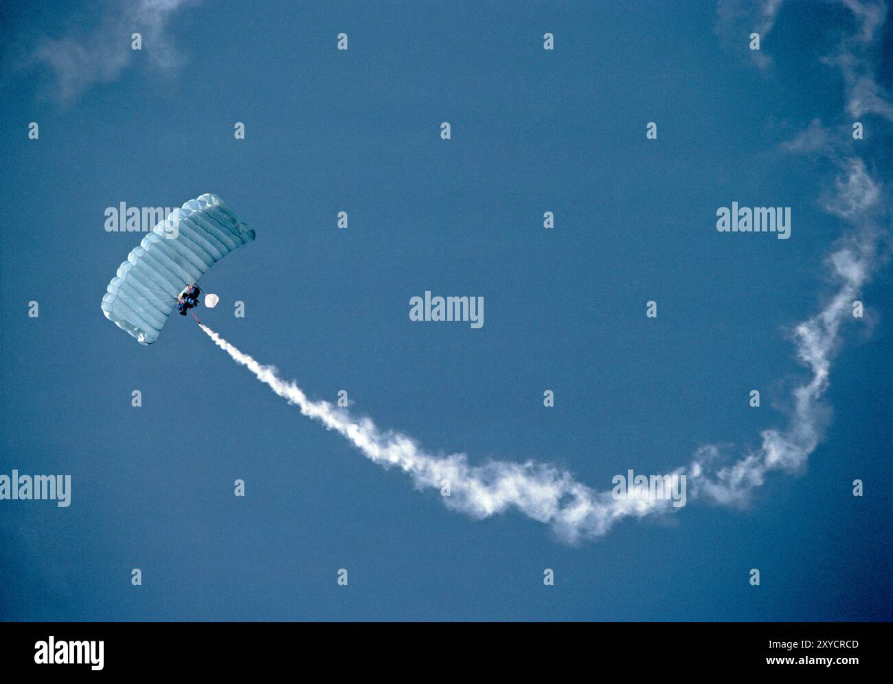 Sport. Saltatore paracadute a mezz'aria con percorso di vapore Foto Stock