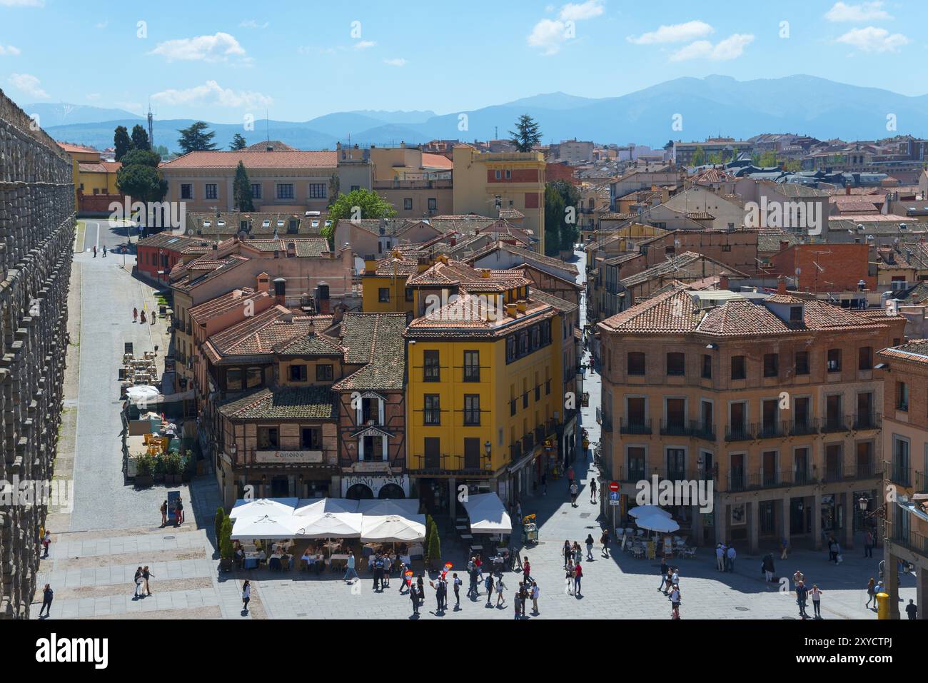 Vivace città vecchia con strade affollate, gente e caffè sullo sfondo di una montagna, Segovia, Castilla y Leon, Leon, Spagna, Europa Foto Stock