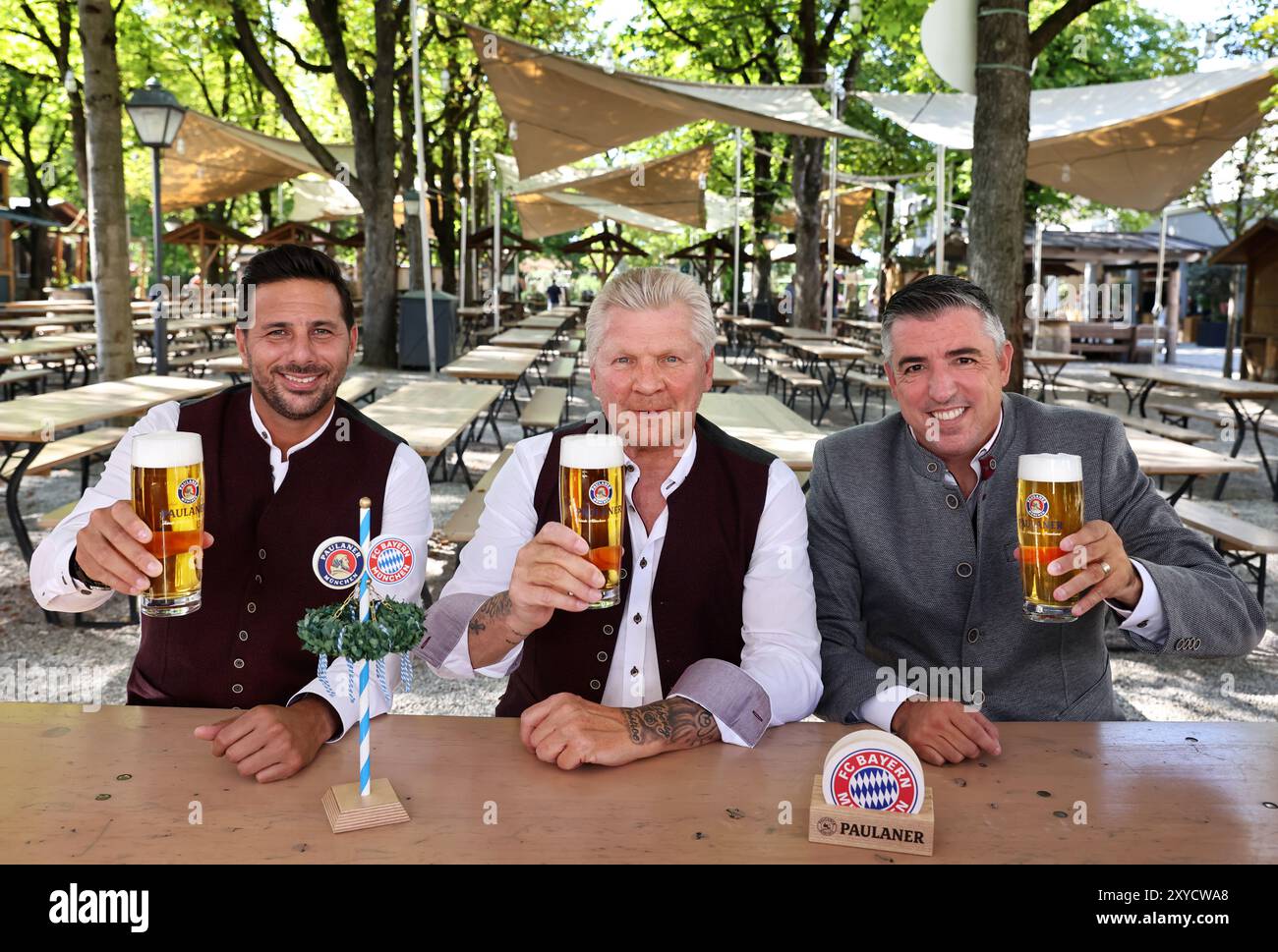 MONACO DI BAVIERA, GERMANIA - AGOSTO 28: Claudio Pizarro , Stefan Effenberg e Roy Makaay partecipano alla sessione fotografica del Bayern München e Paulaner a Nockerberg il 28 agosto 2024 a Monaco di Baviera, Germania. © diebilderwelt / Alamy Live News Foto Stock