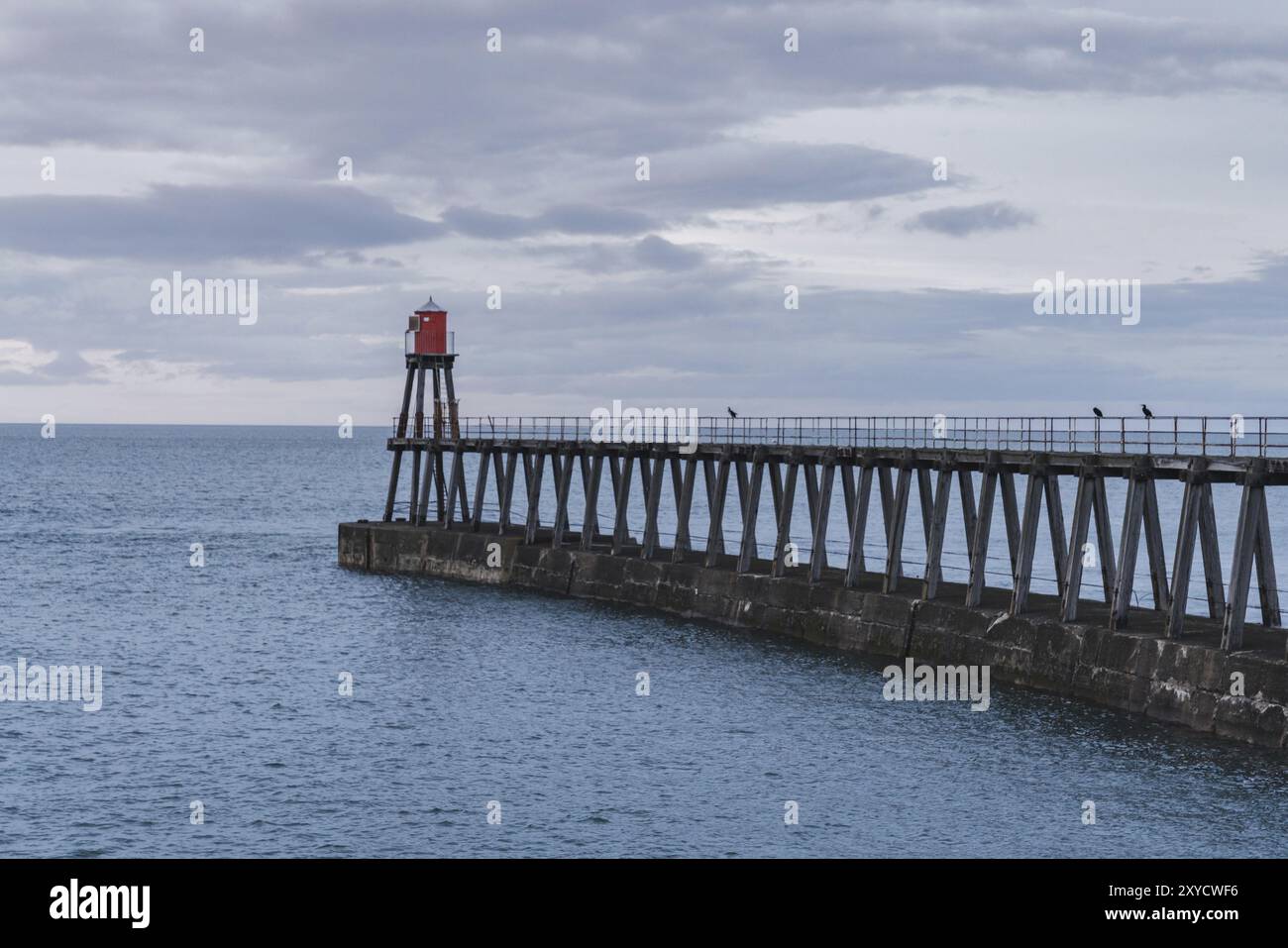 Whitby, North Yorkshire, Inghilterra, Regno Unito, East Pier, vista dal West Pier Foto Stock