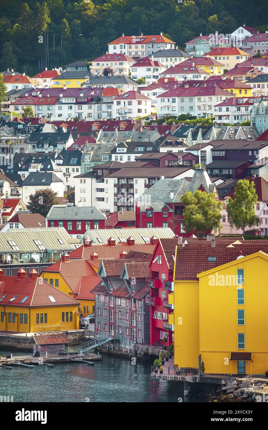 Bergen, Norvegia cityscape con coloratissime case tradizionali e fjord Foto Stock