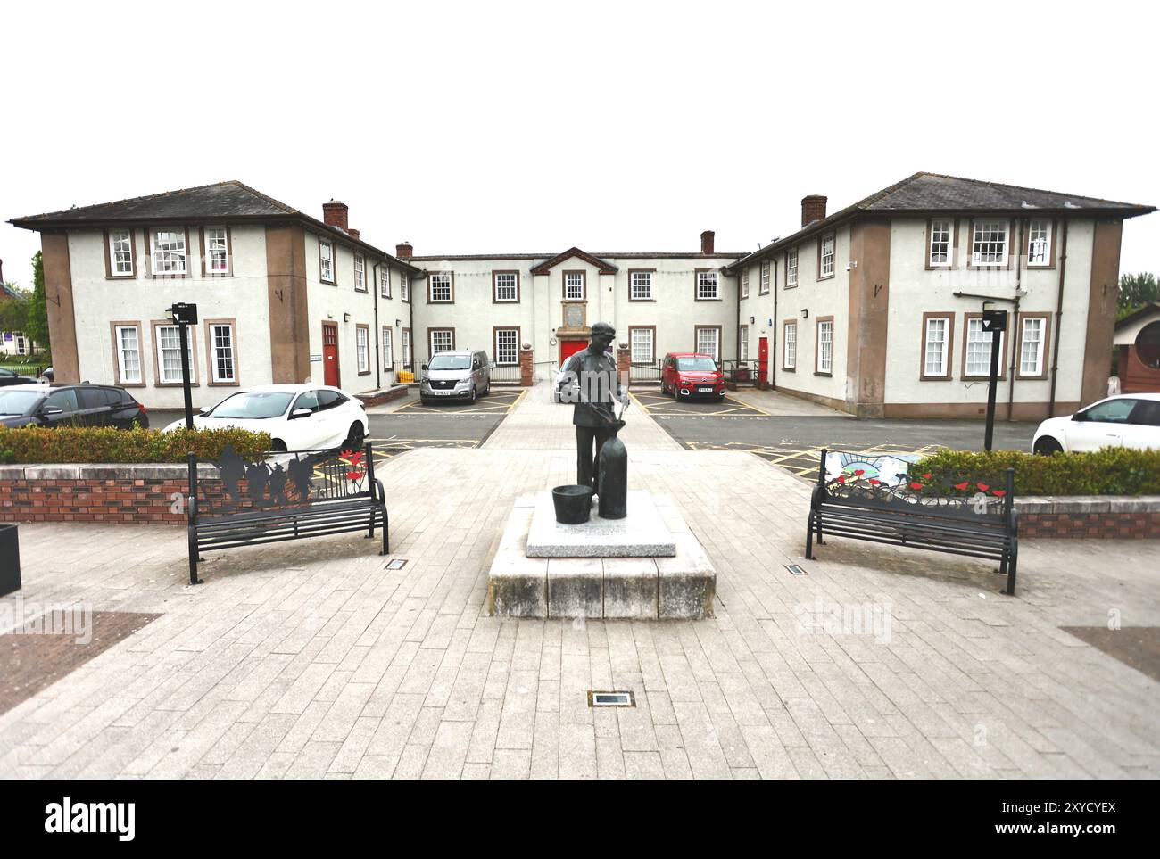 Il Richard Greenhow Community Centre e la statua della lavoratrice di munizioni a Central Avenue, Gretna, Scozia, Regno Unito Foto Stock