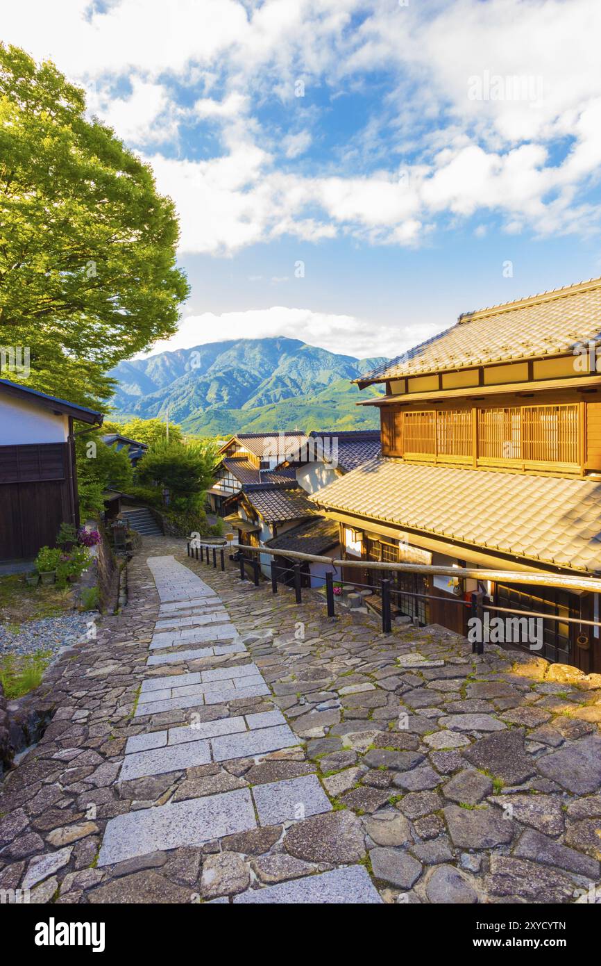 Mountain View all'ingresso sud della città di Magome sulla antica e storica Magome-Tsumago Nakasendo trail nel Kiso Valley, Giappone. In verticale Foto Stock