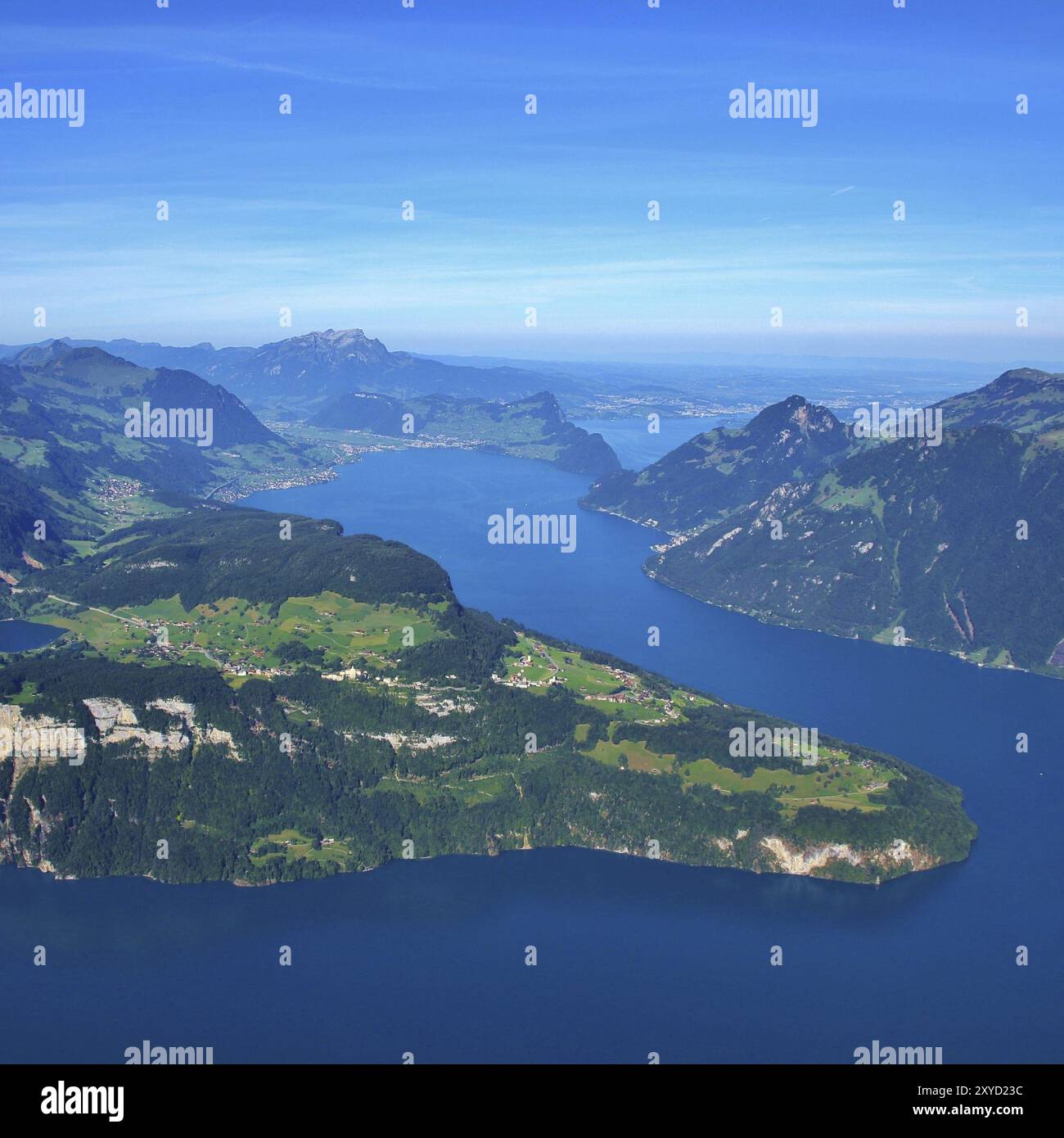 Vista dal monte Fronalpstock. Lago di Lucerna e montagne delle Alpi svizzere Foto Stock