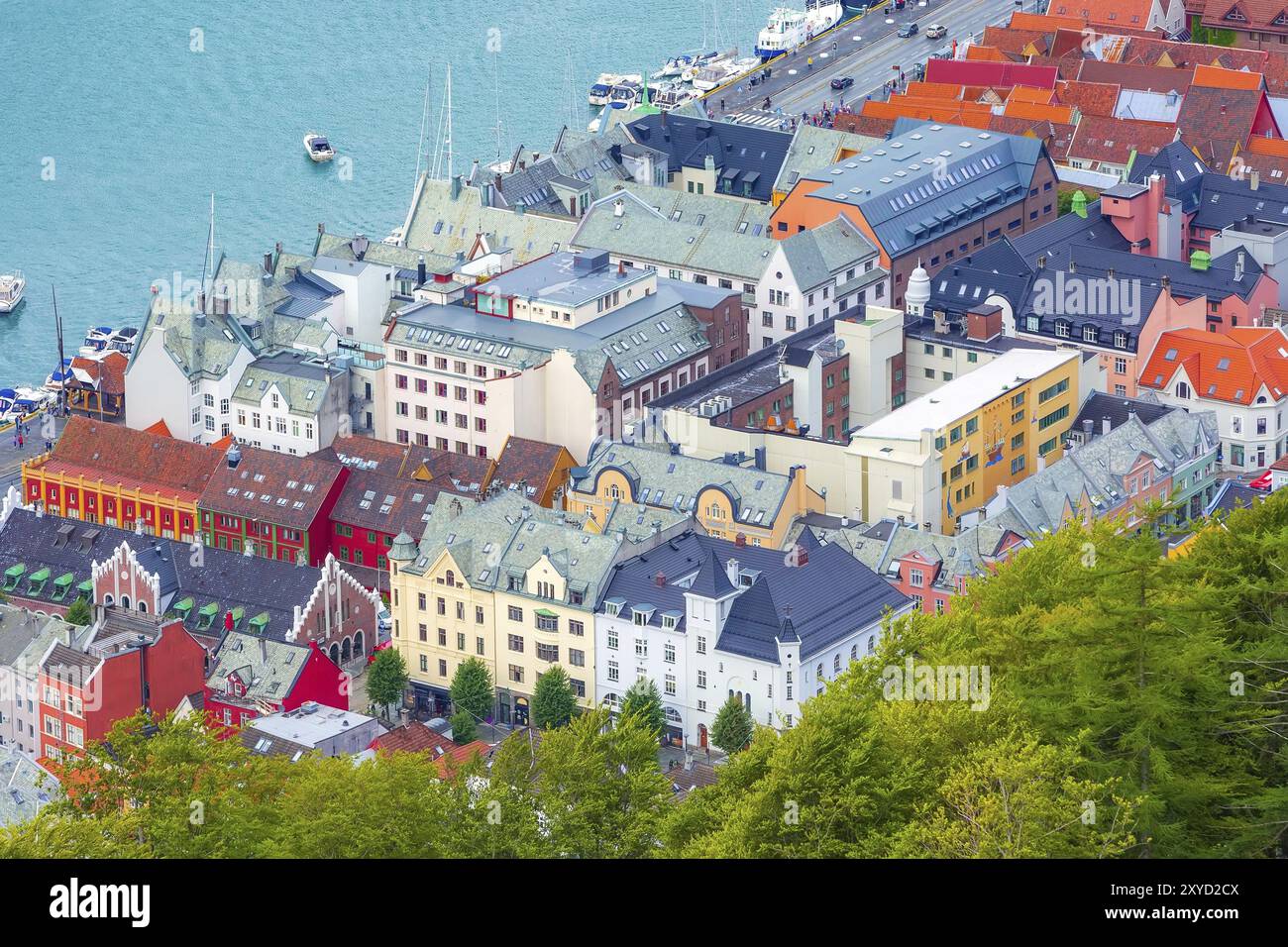 Bergen, Norvegia cityscape con coloratissime case tradizionali, la porta e la Fjord Foto Stock