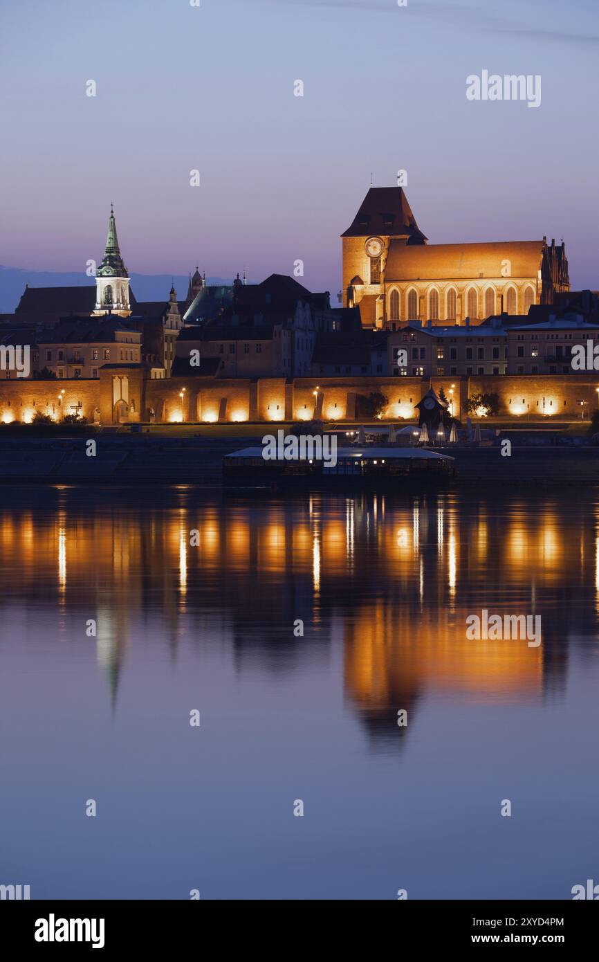 Città di Torun in Polonia, mura della città vecchia, al tramonto, la riflessione sul fiume Vistola Foto Stock