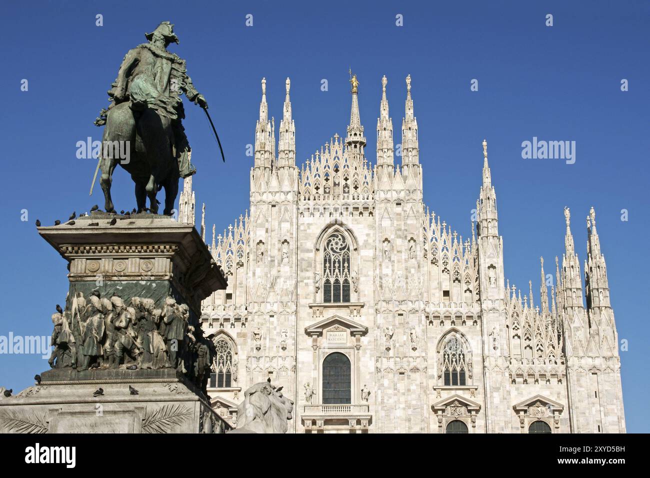 Facciata gotica del Duomo di Milano in Piazza del Duomo. È la quarta chiesa più grande del mondo. La costruzione è iniziata nel 1386 e ha preso circa fi Foto Stock