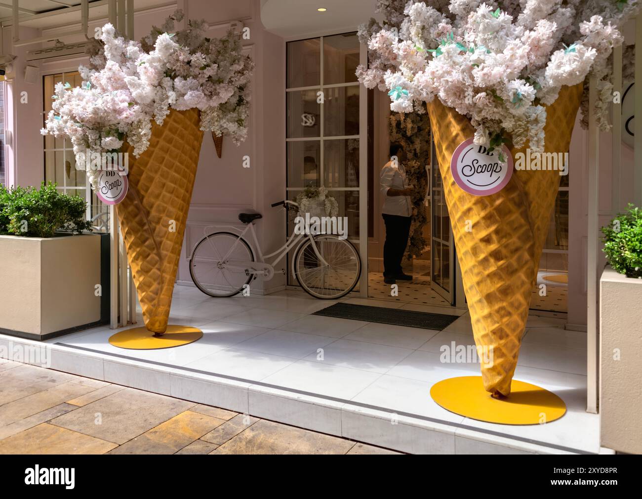 Grandi coni di gelato ornamentali riempiti di fiori finti all'esterno del ristorante di gelato DD Scoop, Galataport, Istanbul, Turchia Foto Stock