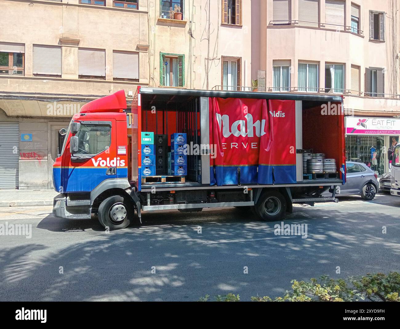 Palma de Mallorca, Spagna; 09 agosto 2024: Camion per la consegna della birra della società spagnola Mahou parcheggiato per strada. Palma di Maiorca, Spagna Foto Stock