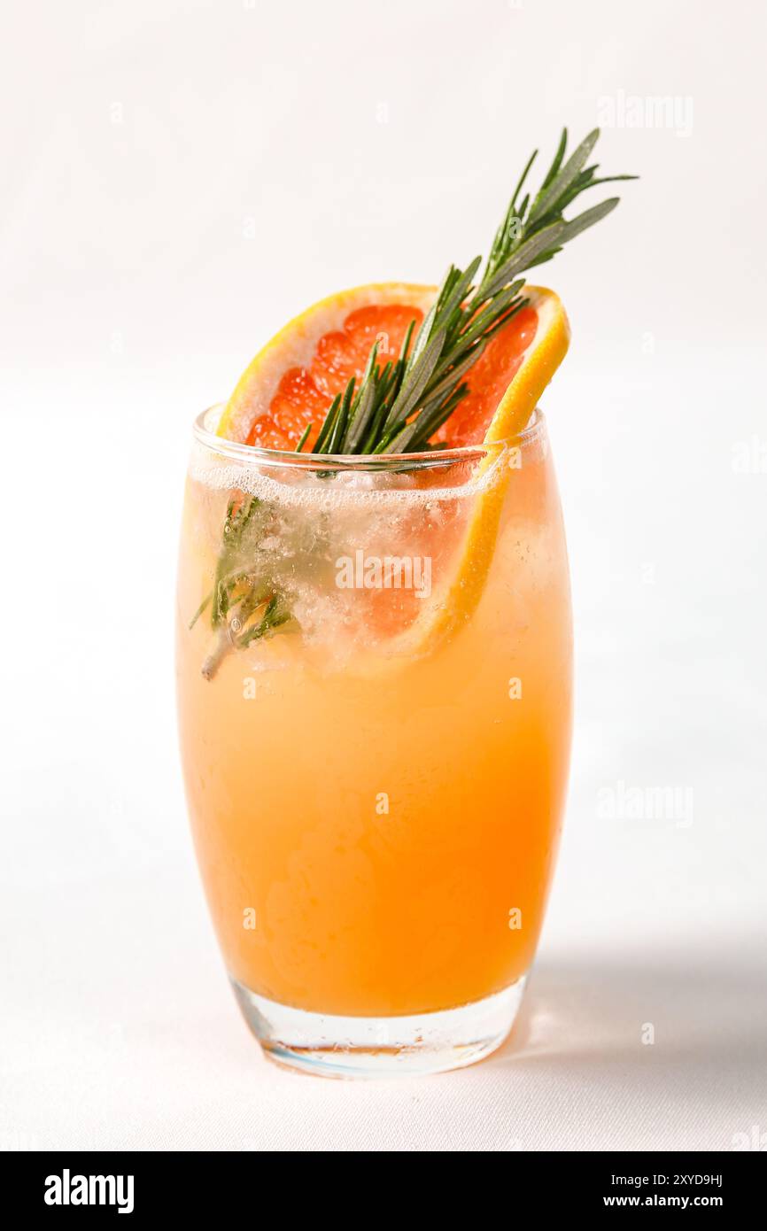 Succo di pompelmo puro fresco su tavola bianca Foto Stock