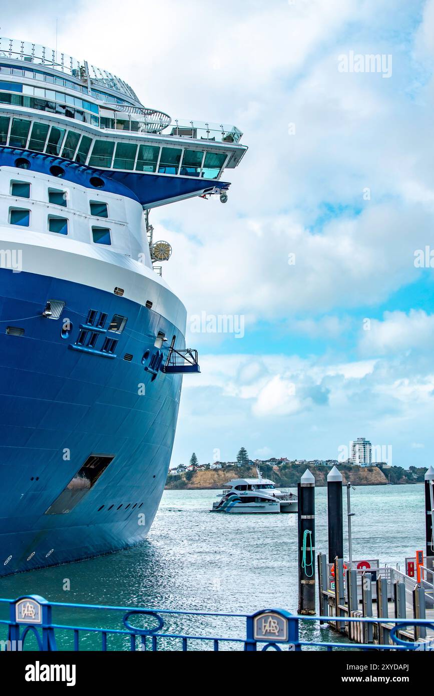 La nave da crociera Celebrity Edge, ormeggiata nel porto di Auckland, la nuova Zelanda sovrasta il traghetto Fullers da 360 25 m accanto a lei Foto Stock