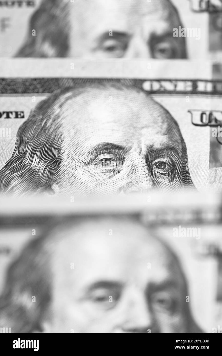 Centinaia di dollari cambiali in piedi in fila. Messa a fuoco selettiva Foto Stock