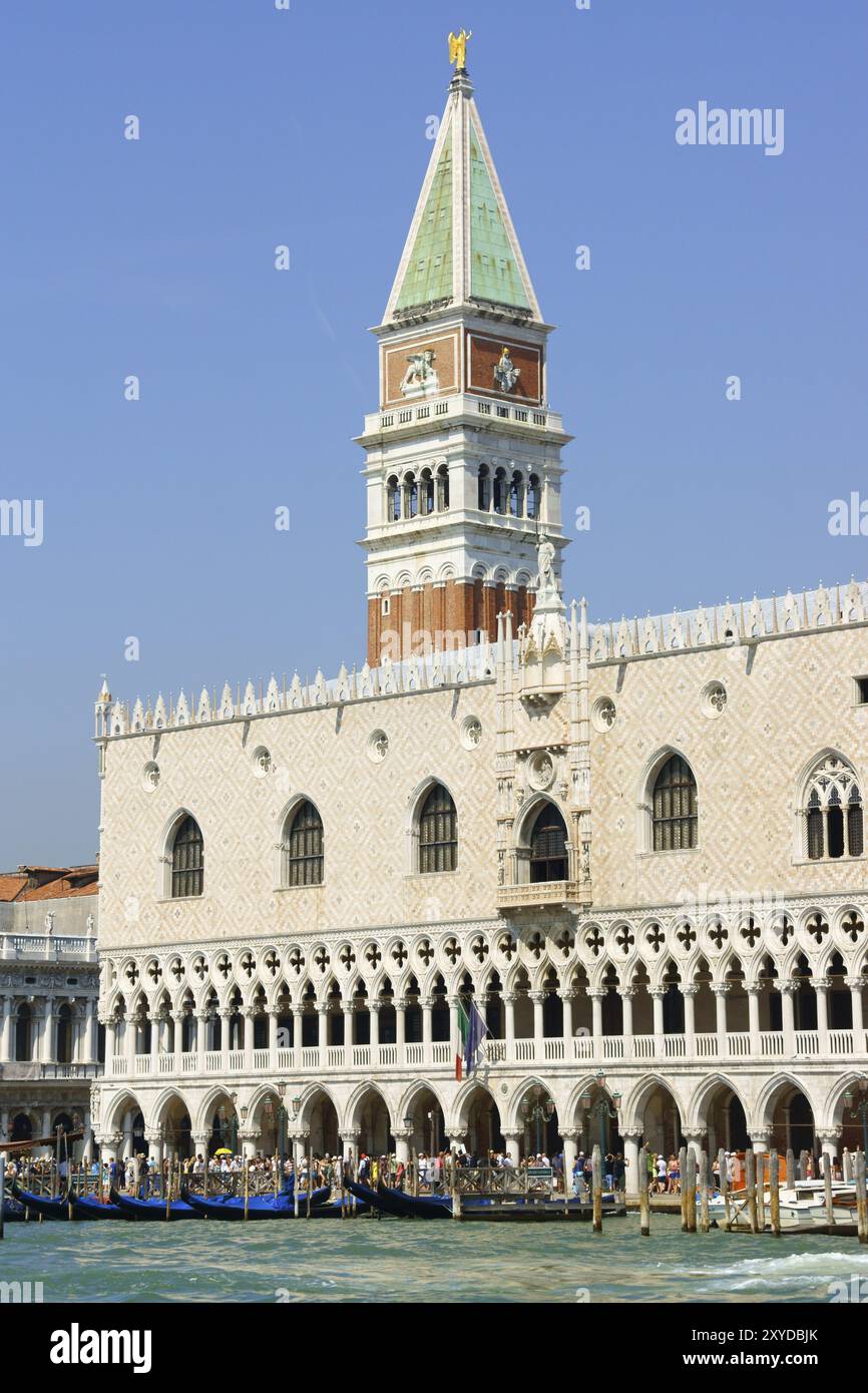 Venezia, Italia, 21 agosto 2012: Vista del Palazzo Ducale (Palazzo Ducale) e del Campanile di San Marco (Campanile di San Marco) dalla laguna. I turisti lo sono Foto Stock