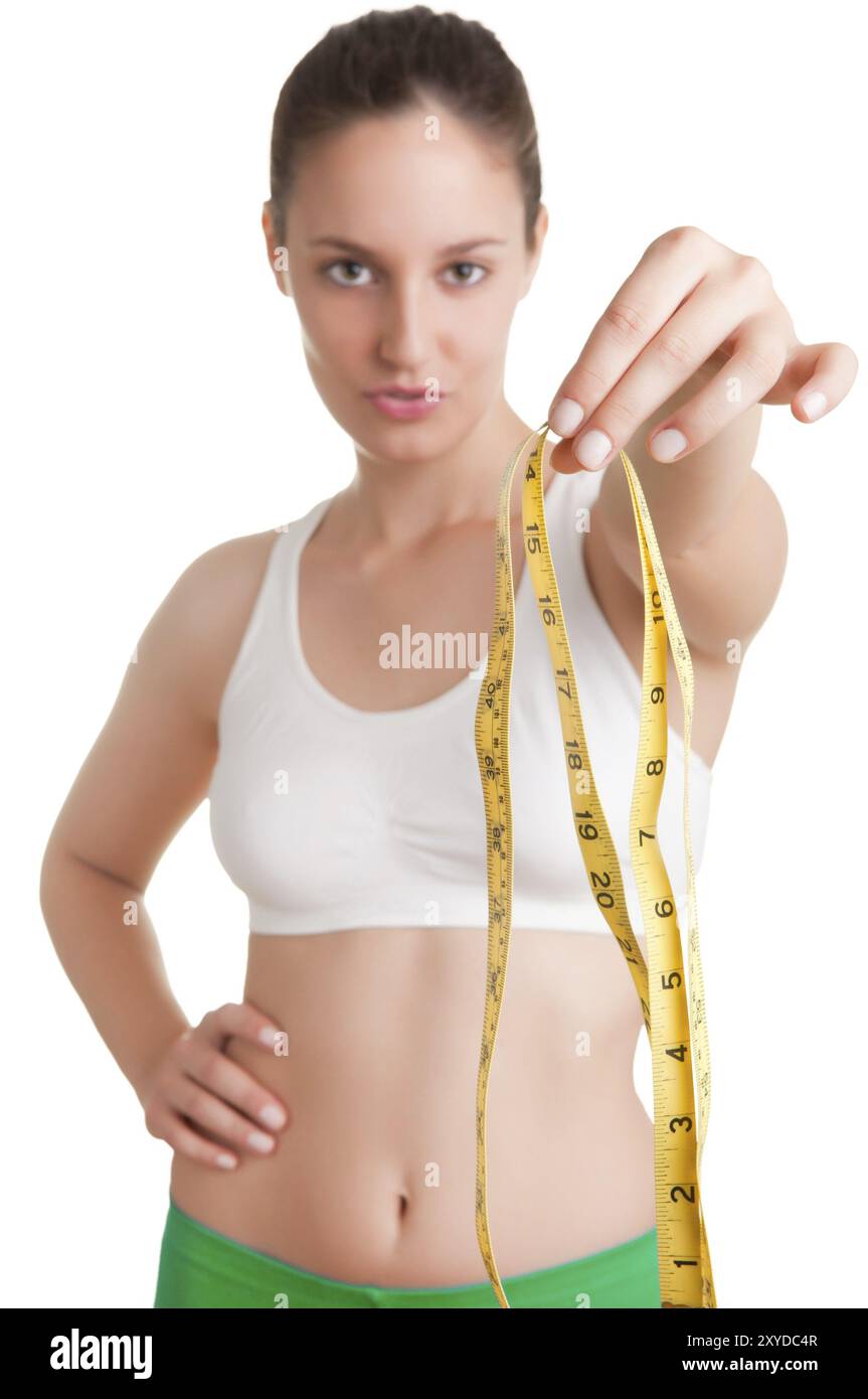 Donna che mantiene un nastro di misurazione di fronte a lei Foto Stock