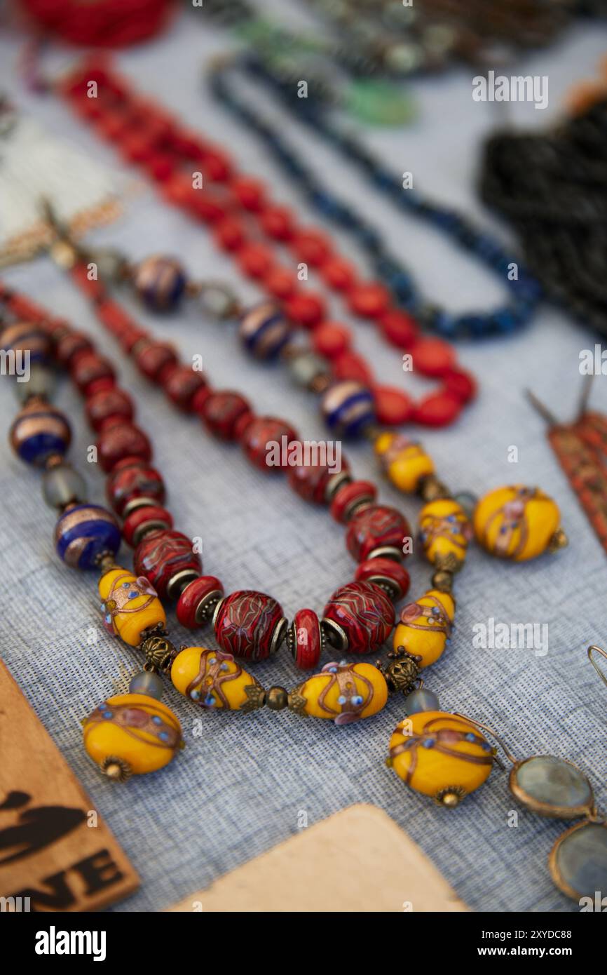 Collana Ucraina fatta a mano a fare. Kiev - 25 agosto 2024 Foto Stock