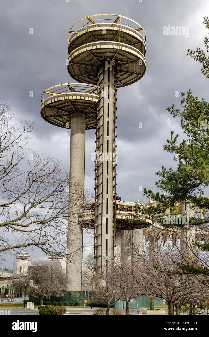 New York state Pavilion Observation Towers vista da basso angolo, Flushing-Meadows-Park, New York City durante la giornata invernale sovrastante, verticale Foto Stock