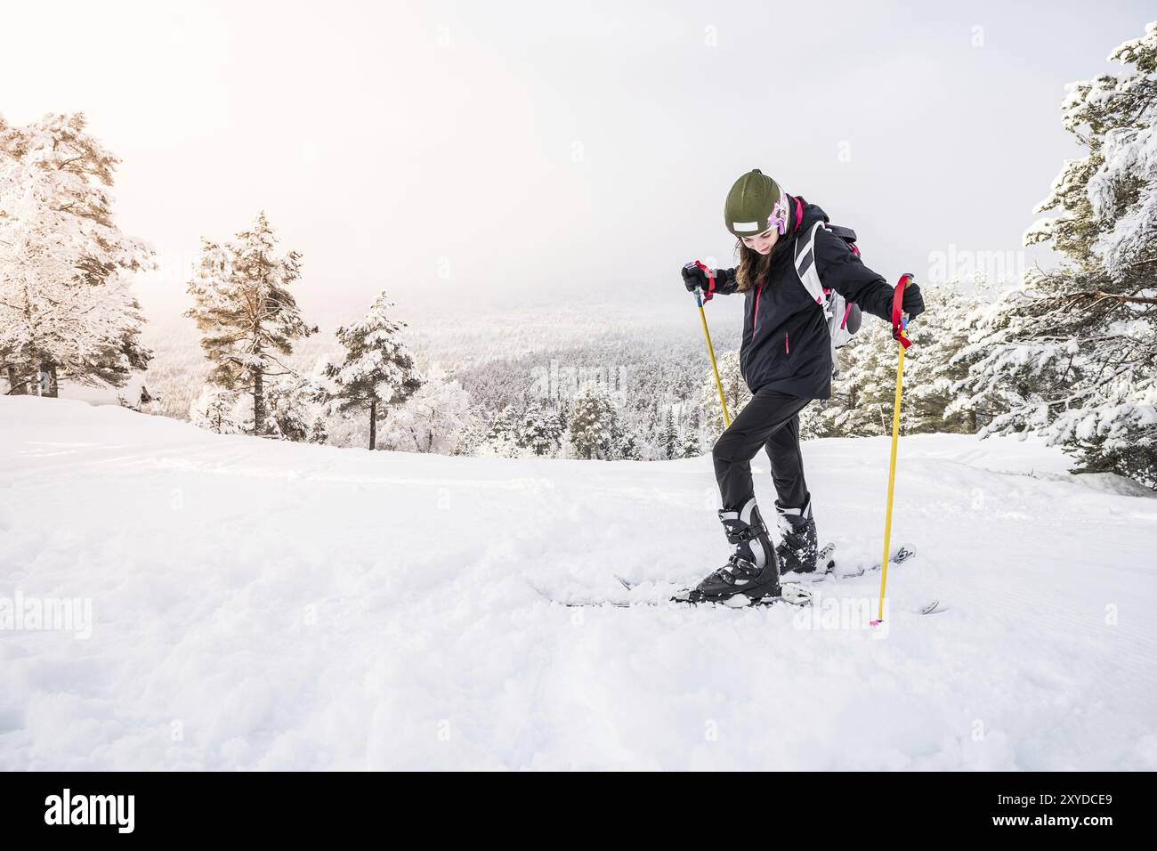 Ragazza francese con abbigliamento sci preparare i suoi sci Foto Stock