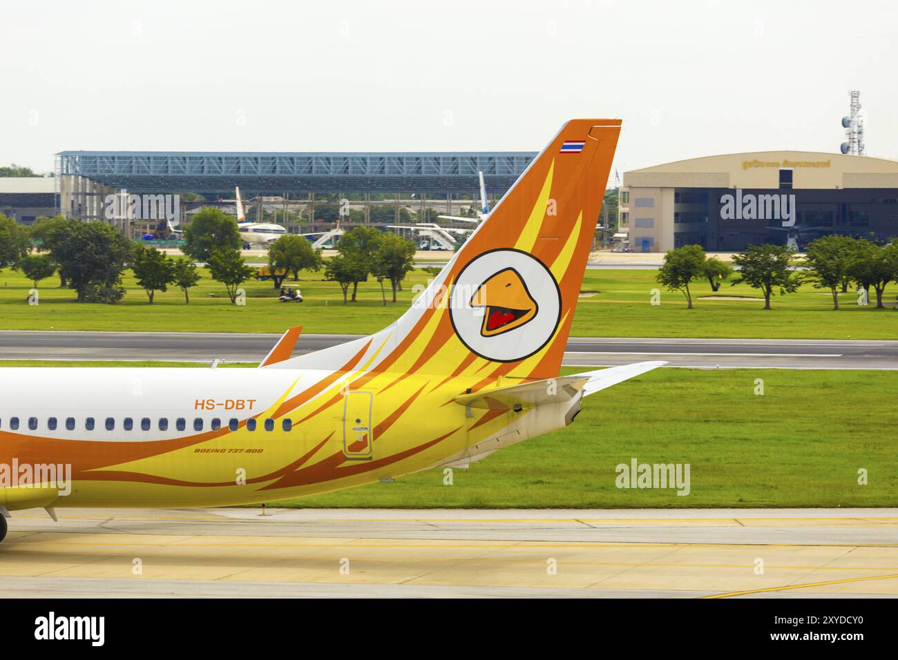 Bangkok, Thailandia, 3 novembre 2015: Campo da golf e golf cart visibile dietro la sezione coda e logo del vettore low cost, NOK Air Airplane ta Foto Stock